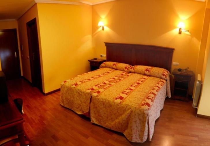 San Leonardo de Yagüe Hostal Torres חדר תמונה