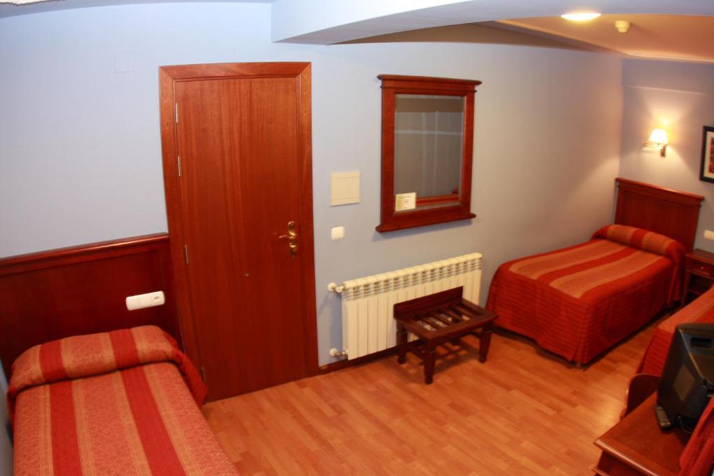 San Leonardo de Yagüe Hostal Torres חדר תמונה
